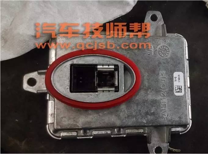 奔驰ML400左边远近光灯不亮，看到故障码就懵了！