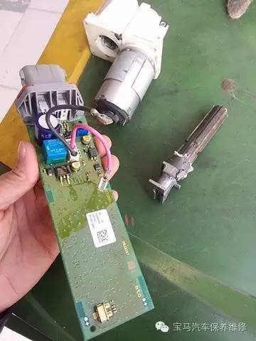 奥迪A6中央门锁遥控发射器的匹配方法